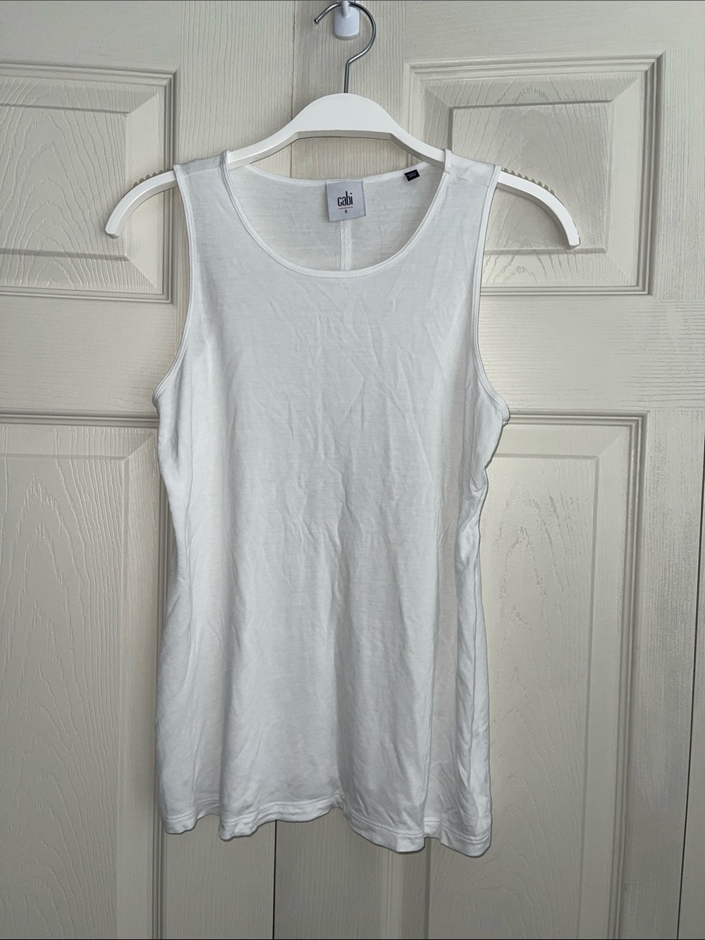 CAbi women's White Scoop Neck Tank top. cont N